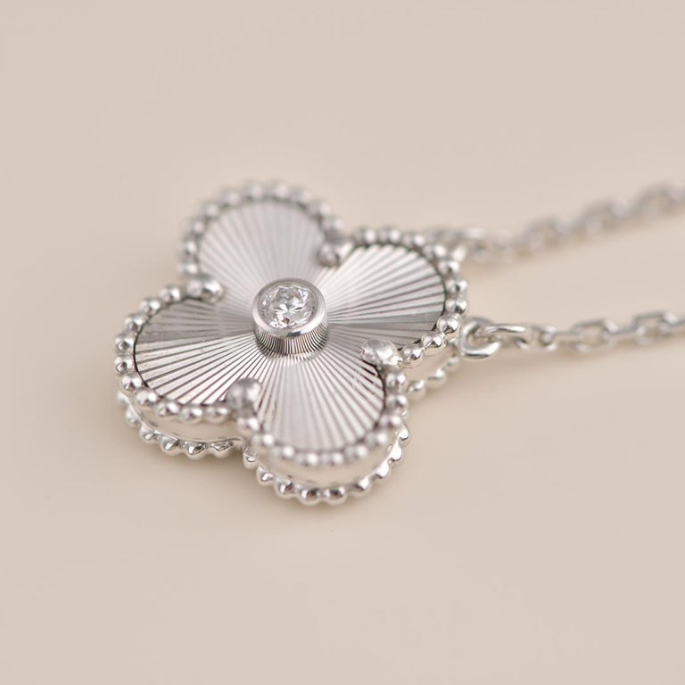 [Opulent Aurora]CLOVER  15MM DIAMOND LASER NECKLACE SILVER