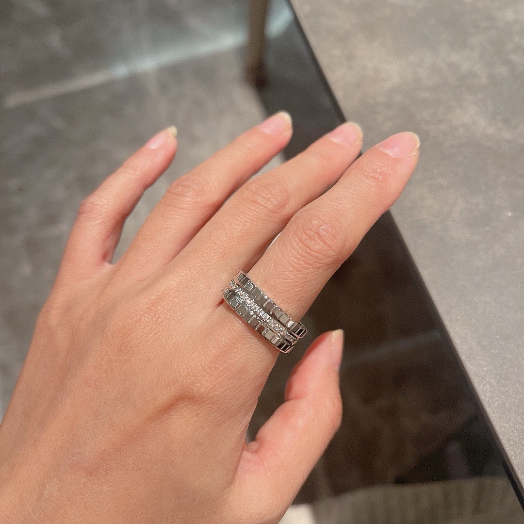 [Opulent Aurora]ICE CUBE RING WITH DIAMONDS