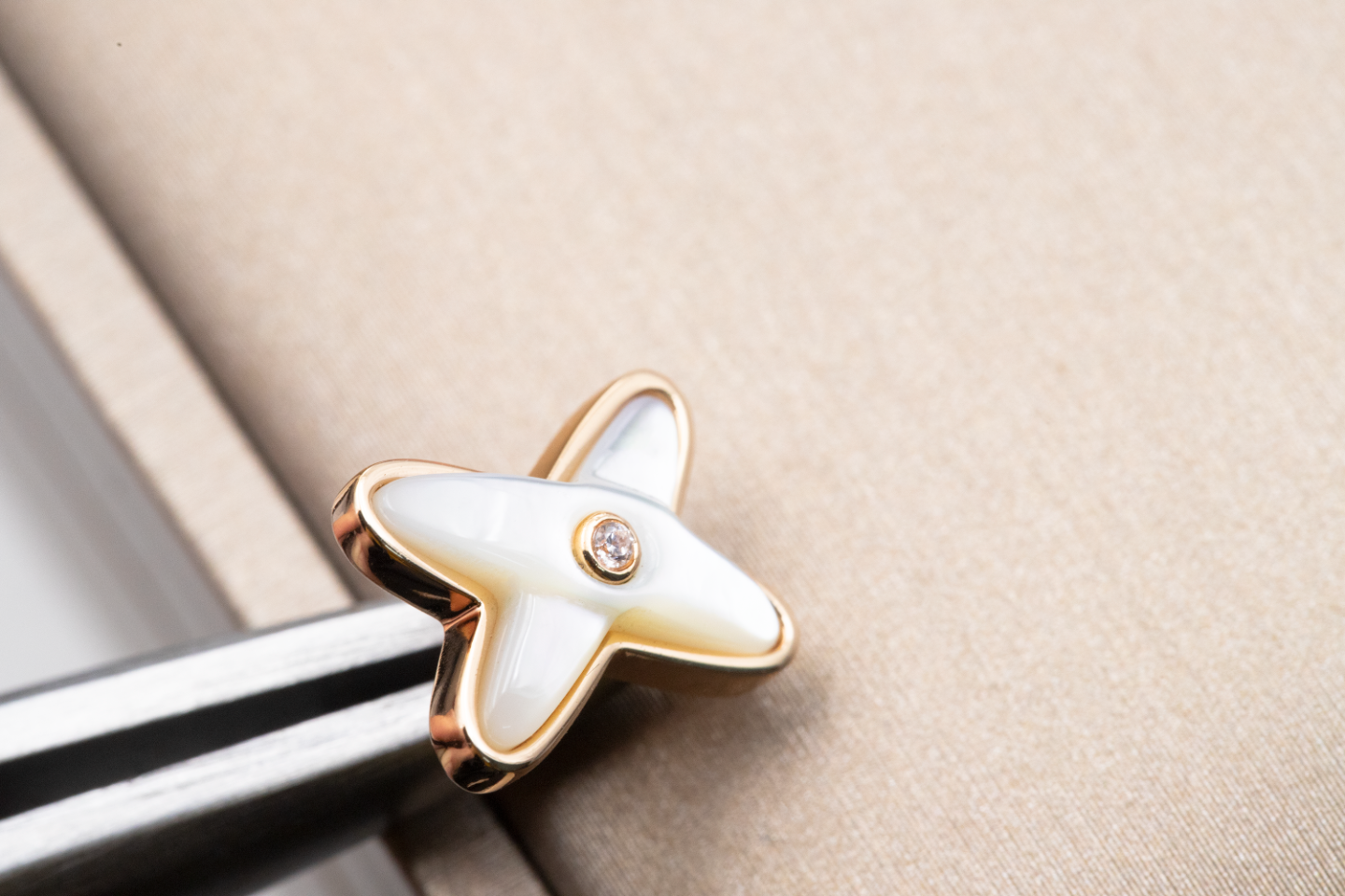 [Opulent Aurora]JEUX DE WHITE MOP PINK GOLD DIAMOND EARRINGS